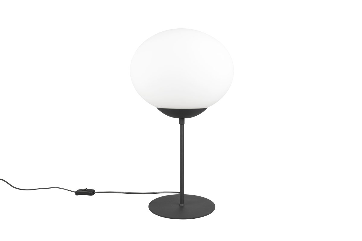 Fomento 52cm Svart bordlampe Fra Trio Lighting - Den elegante, ellipseformede skjermen i opalt glass gir lampen et spesielt preg og sprer lyset på en behagelig tilnærming til omgivelsene.