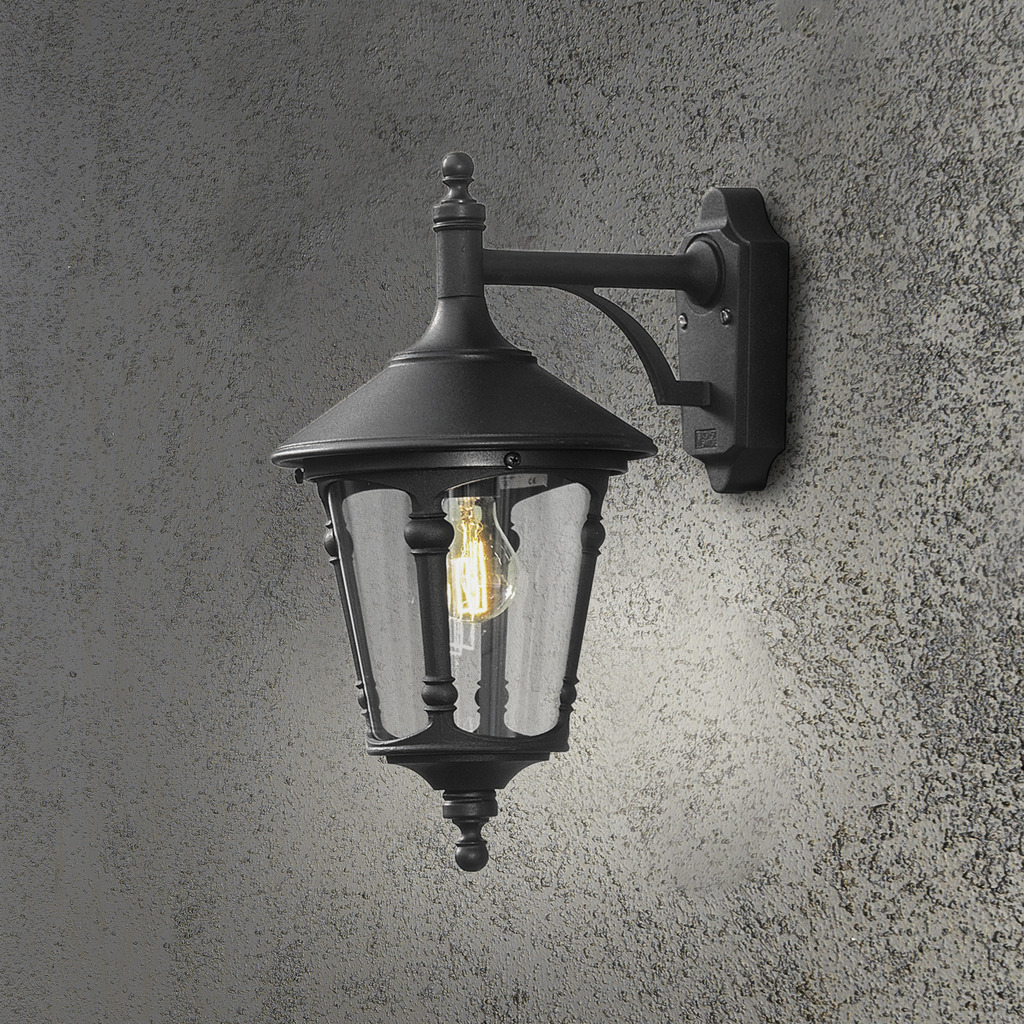 Virgo Svart utendørslampe Fra Konstsmide - Skap et imponerende førsteinntrykk og gi ytterveggen din en stilig belysningsløsning som kombinerer tradisjon med funksjonalitet!