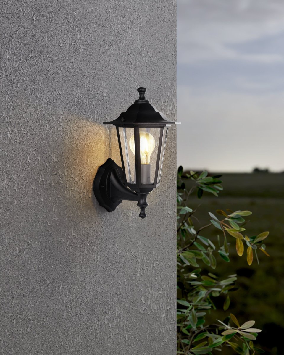 Laterna Svart utendørslampe Fra Eglo - Det klare glasset gj&oslash;r at lyskilden synes og sprer et behagelig og stemningsfullt lys.