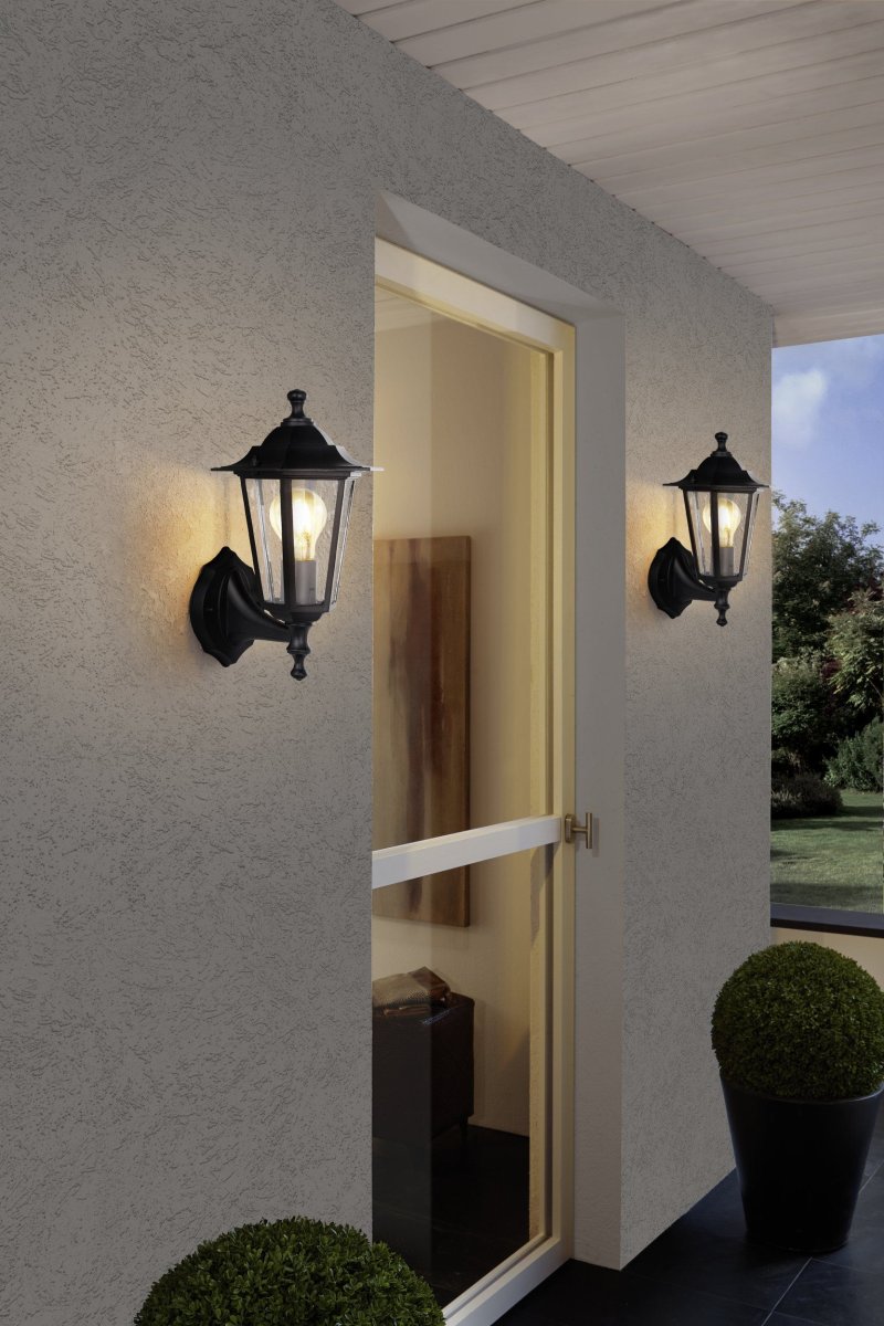 Laterna Svart utendørslampe Fra Eglo - Det klare glasset gj&oslash;r at lyskilden synes og sprer et behagelig og stemningsfullt lys.