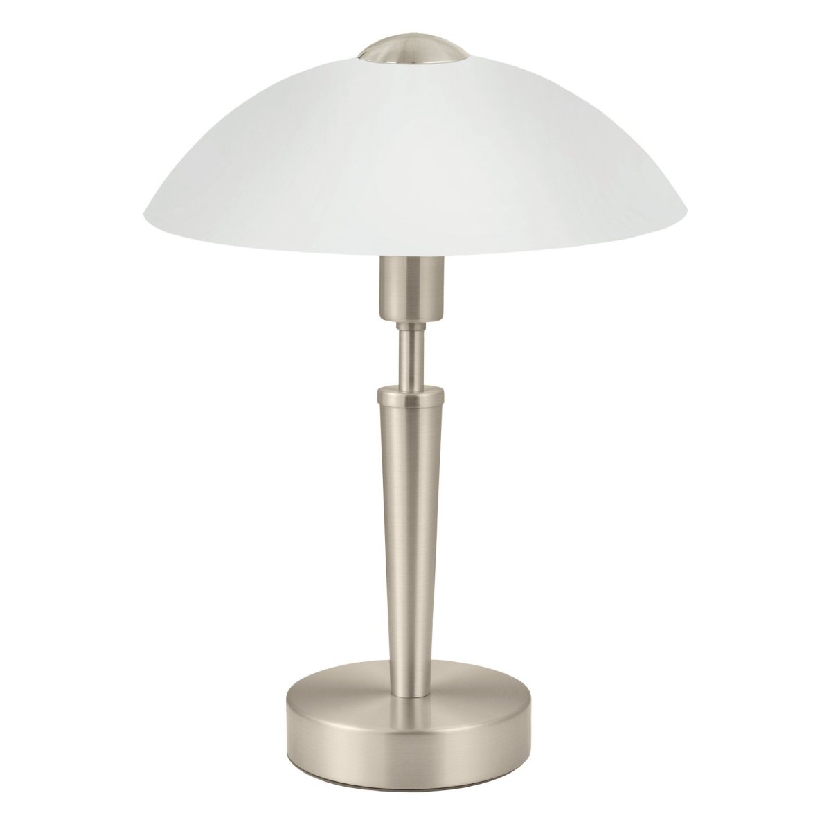 Solo 35cm Nikkel bordlampe Fra Eglo - Lampen er laget av metall med en elegant matt nikkelfinish og har en satengglassskjerm som gir et mykt og behagelig lys.