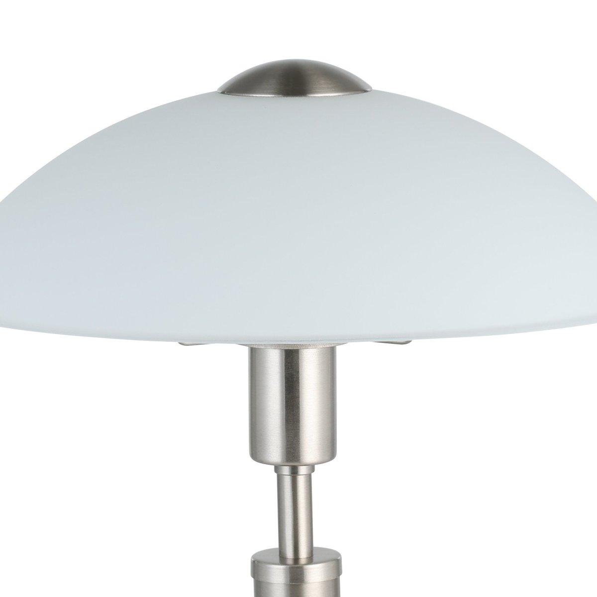 Solo 35cm Nikkel bordlampe Fra Eglo - Lampen er laget av metall med en elegant matt nikkelfinish og har en satengglassskjerm som gir et mykt og behagelig lys.