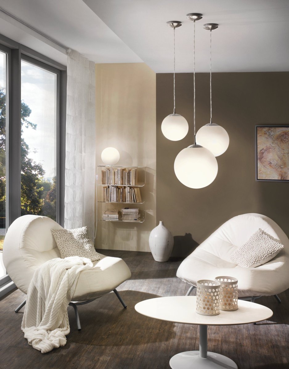Rondo Ø30 Matt nikkel Taklampe Fra Eglo - Lampen er laget av metall med en elegant matt nikkelfinish og har en rund opalglassskjerm som sprer et mykt og jevnt lys.