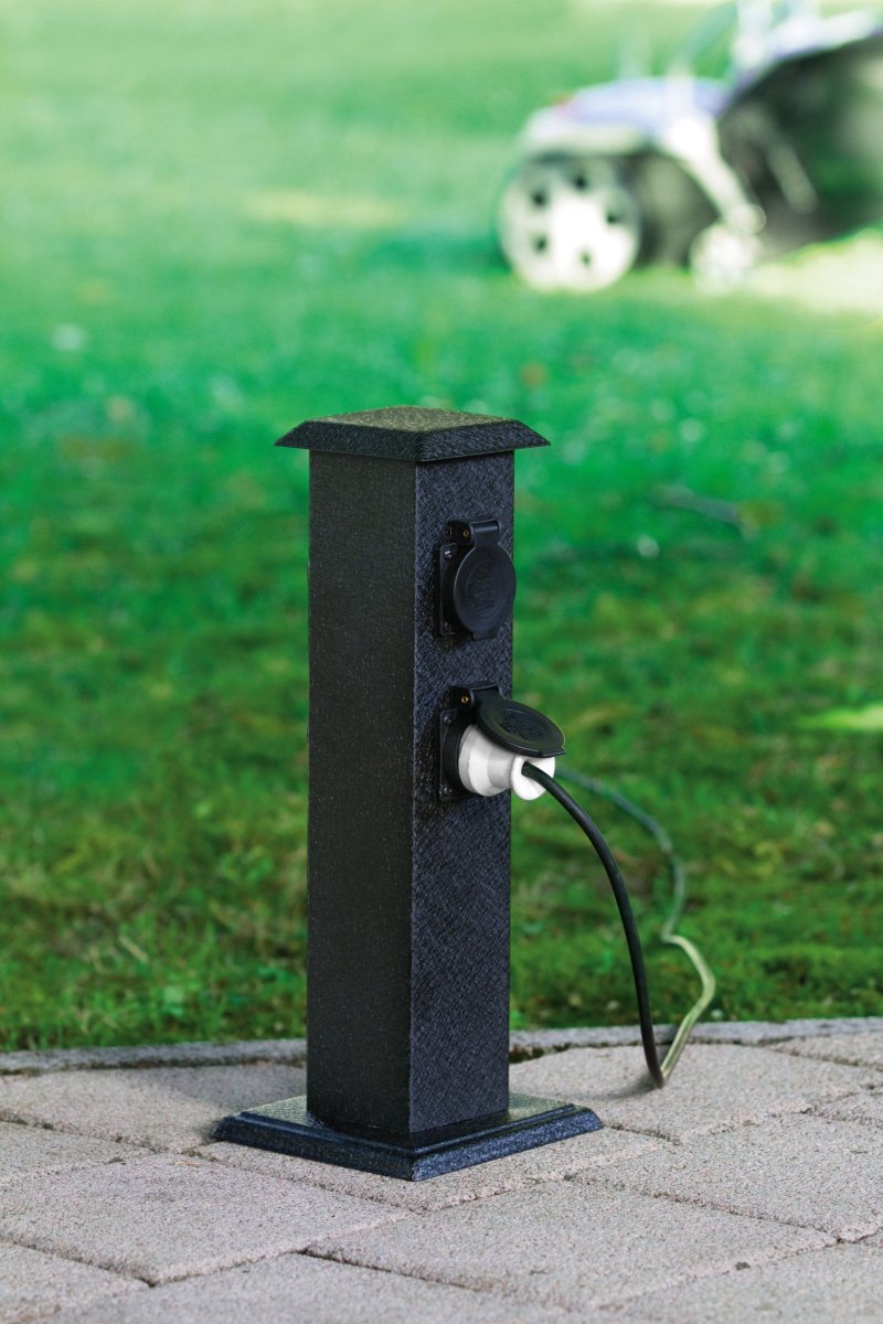 Park 40cm Svart pullerter Fra Eglo - Utstyrt med fire 230V-uttak, gj&oslash;r den det enkelt &aring; koble til for eksempel hagebelysning, verkt&oslash;y eller annet utstyr.