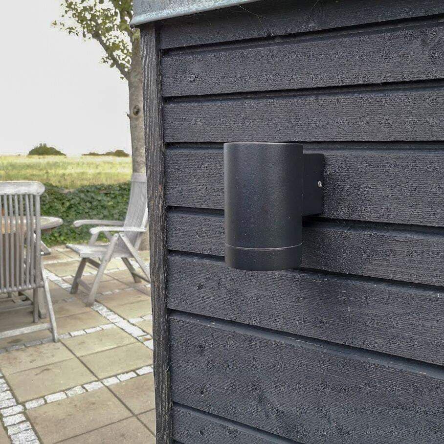 Stege Svart utendørslampe Fra Dyberg Larsen - Laget av aluminium og plast, er den slitesterk og slitesterk, egnet for utendørs bruk.