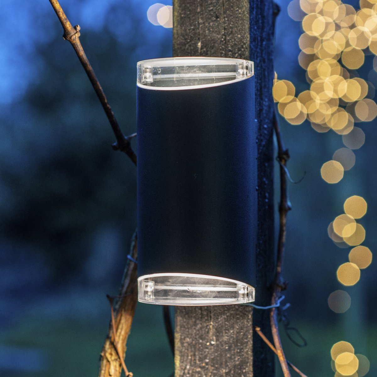Ribe Svart utendørslampe Fra Dyberg Larsen - Ribe opp/ned utevegglampe i matt sort aluminium, er en funksjonell lampe som til tross for størrelsen gir god belysning utendørs både oppe og nede.