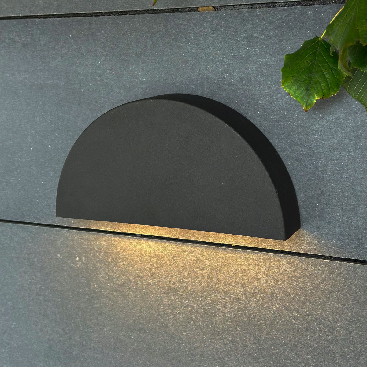 Scott Svart utendørslampe Fra Dyberg Larsen - Scott er i tv&aring; finish: galvanisert og sort stål, noe som gjør den til et fleksibelt valg for utendørsbelysning.