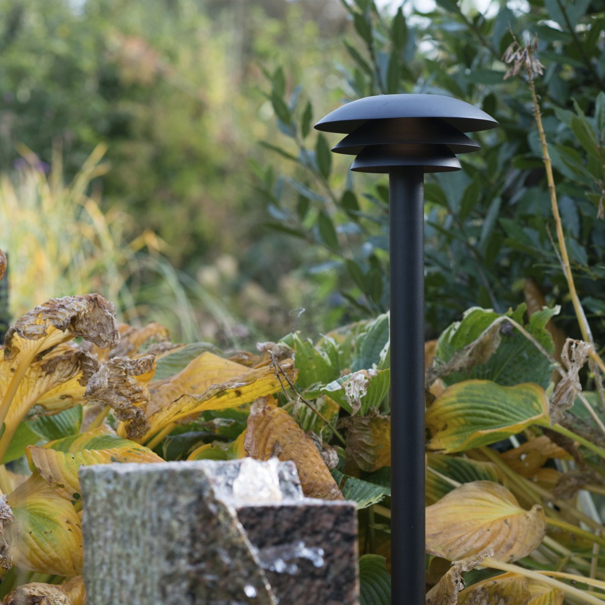 DL20 Svart pullerter Fra Dyberg Larsen - Lampen er laget av sort rustfritt stål og er 80 cm høy, med en skjerm som har en diameter på 20 cm.
