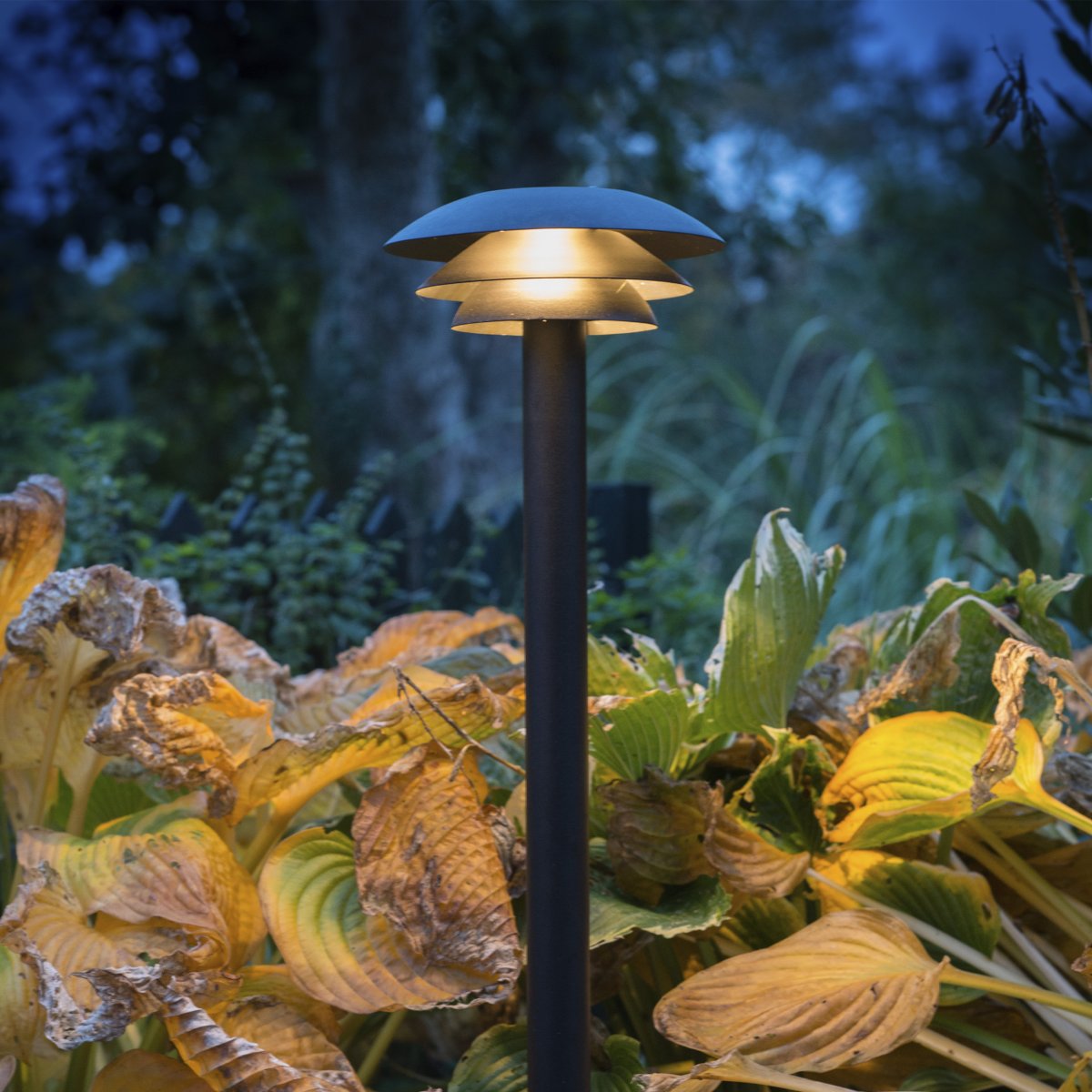DL20 Svart pullerter Fra Dyberg Larsen - Lampen er laget av sort rustfritt stål og er 80 cm høy, med en skjerm som har en diameter på 20 cm.