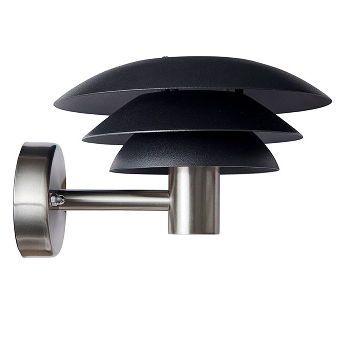 DL20 Rustfritt stål utendørslampe Fra Dyberg Larsen - Lampen har tre ikoniske skjermer i forskjellige størrelser som sprer et magisk lys og er laget av rustfritt stål med elegante matte sorte skjermer.