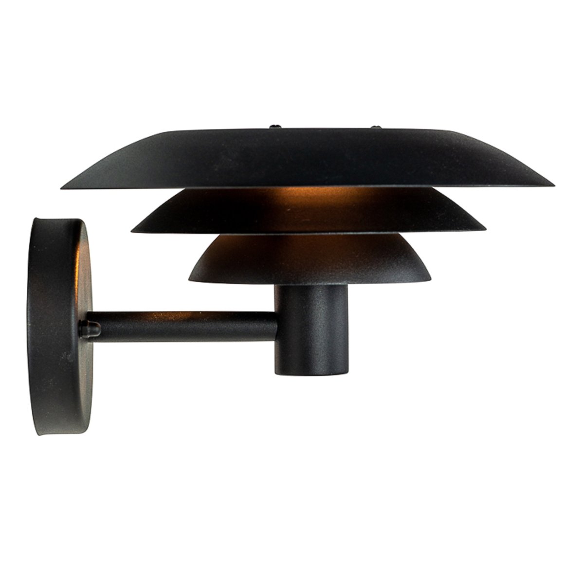 DL25 Svart utendørslampe Fra Dyberg Larsen - Denne h&oslash;ykvalitetslampen med dansk design er skapt for &aring; beholde sitt vakre utseende i mange &aring;r fremover, men ikke egnet for kystomr&aring;det.