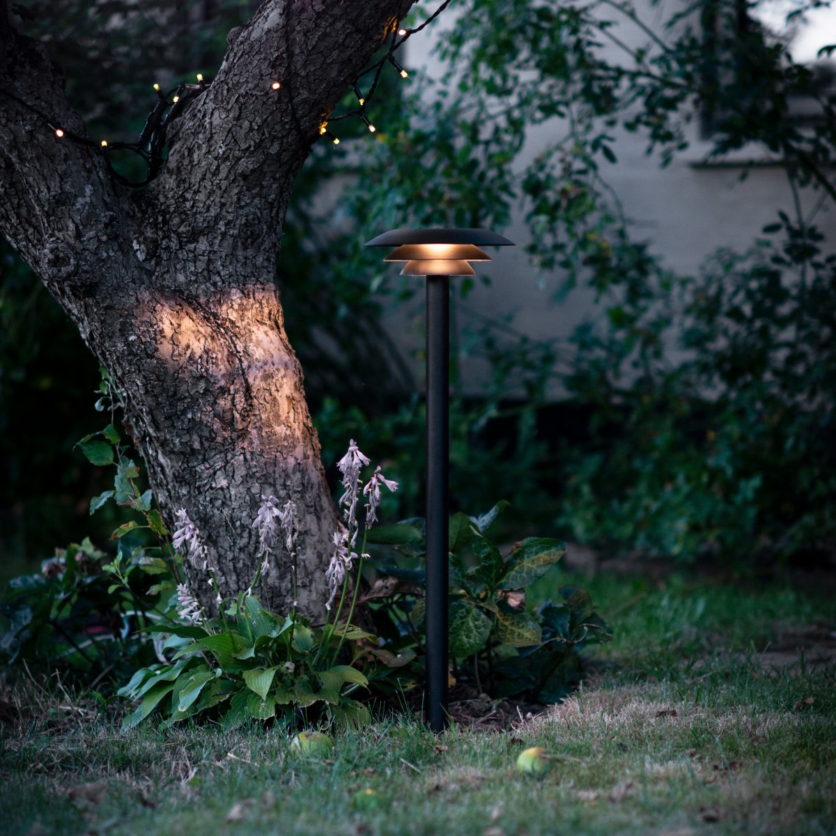 DL25 Svart pullerter Fra Dyberg Larsen - Lampen er laget av sort rustfritt stål, er 90 cm høy og har en skjerm med en diameter på 25 cm.