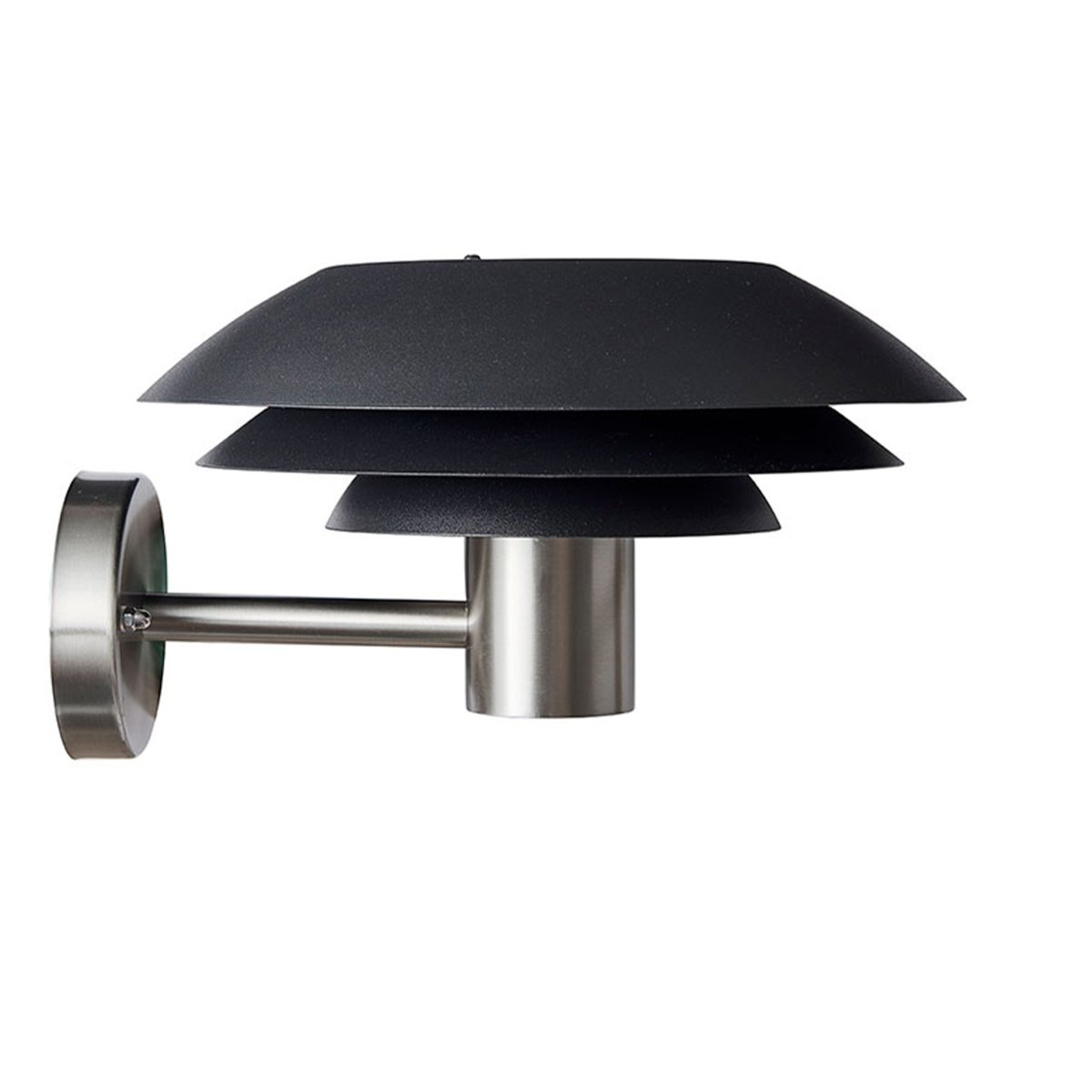 Zoom bilde av DL31 Rustfritt stål utendørslampe Fra Dyberg Larsen - Lampen er laget av rustfritt stål med elegante matt sorte skjermer, og den passer både til nybygde og eldre hus.