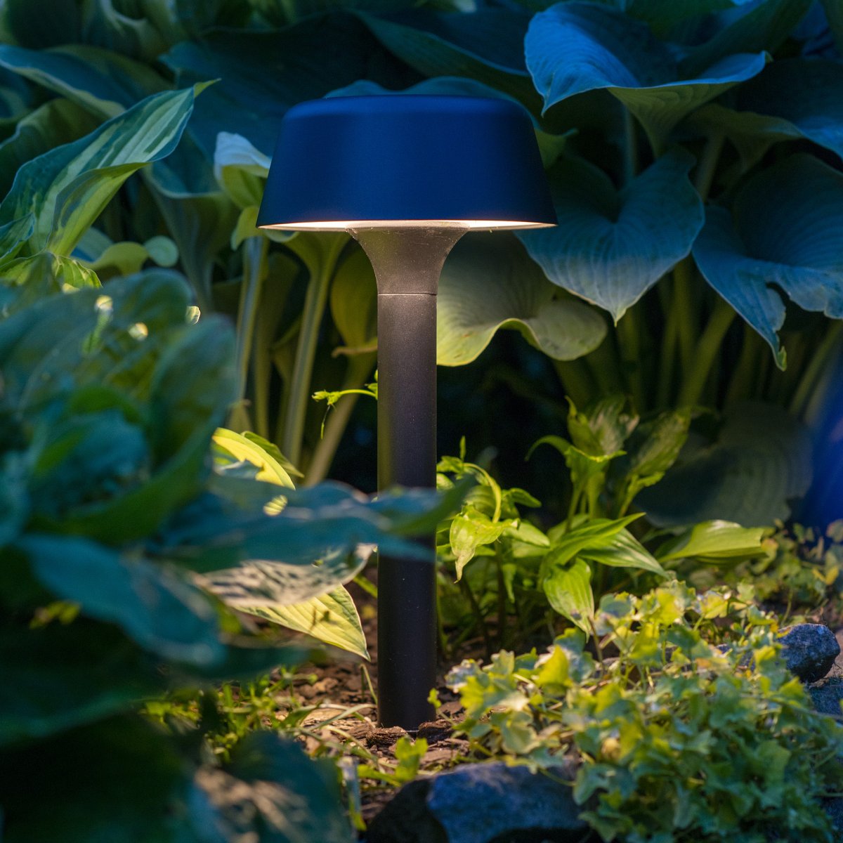 Valencia Svart solcellelampe Fra Dyberg Larsen - For å lade må den være stor; i direkte sollys og krever 7-8 timers lading, noe som gir opptil 8 timers belysning.