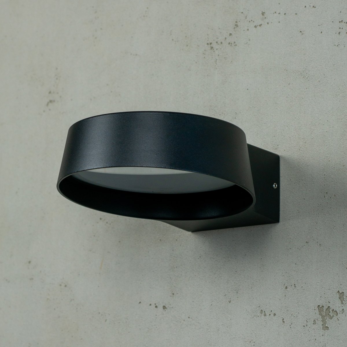 Neptun Svart utendørslampe Fra Dyberg Larsen - Med sin runde form sprer den et stort lysfelt som gj&oslash;r at den passer fint p&aring;; alle typer vegger.