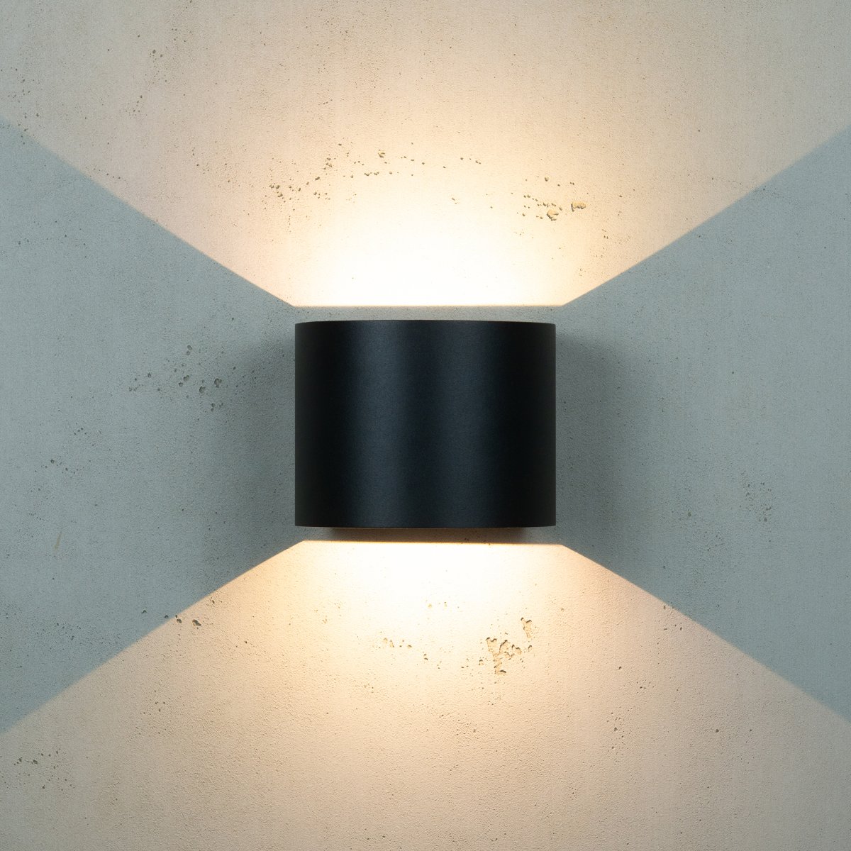 Mars Svart utendørslampe Fra Dyberg Larsen - Den innebygde LED-sløyfen gir et elegant lys opp og ned på veggen uten å ta for mye plass.