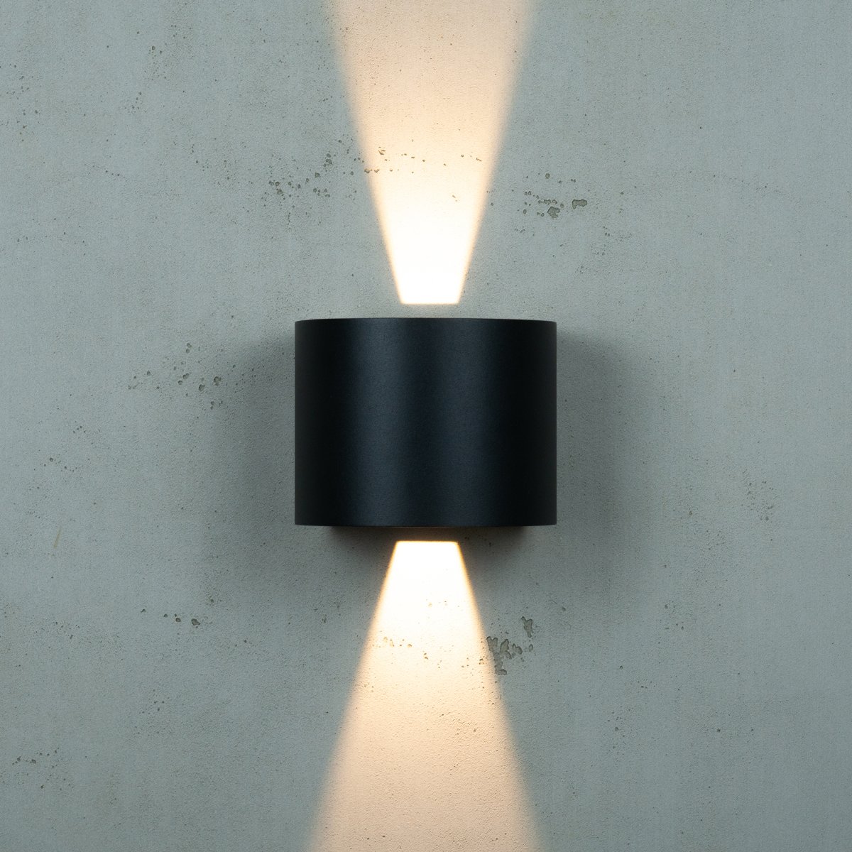 Mars Svart utendørslampe Fra Dyberg Larsen - Den innebygde LED-sløyfen gir et elegant lys opp og ned på veggen uten å ta for mye plass.