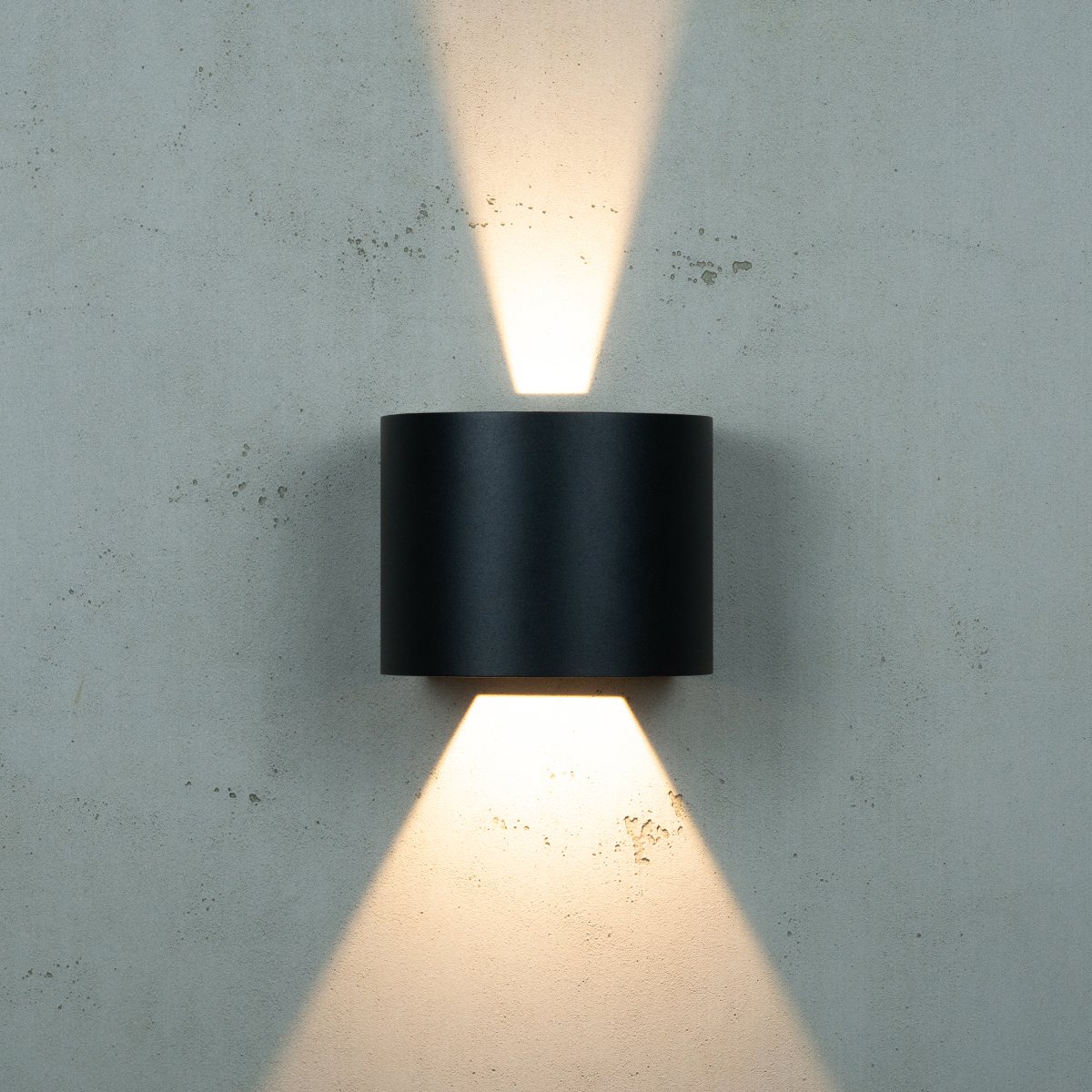 Mars Svart utendørslampe Fra Dyberg Larsen - Den innebygde LED-sløyfen gir et elegant lys opp og ned på veggen uten å ta for mye plass.