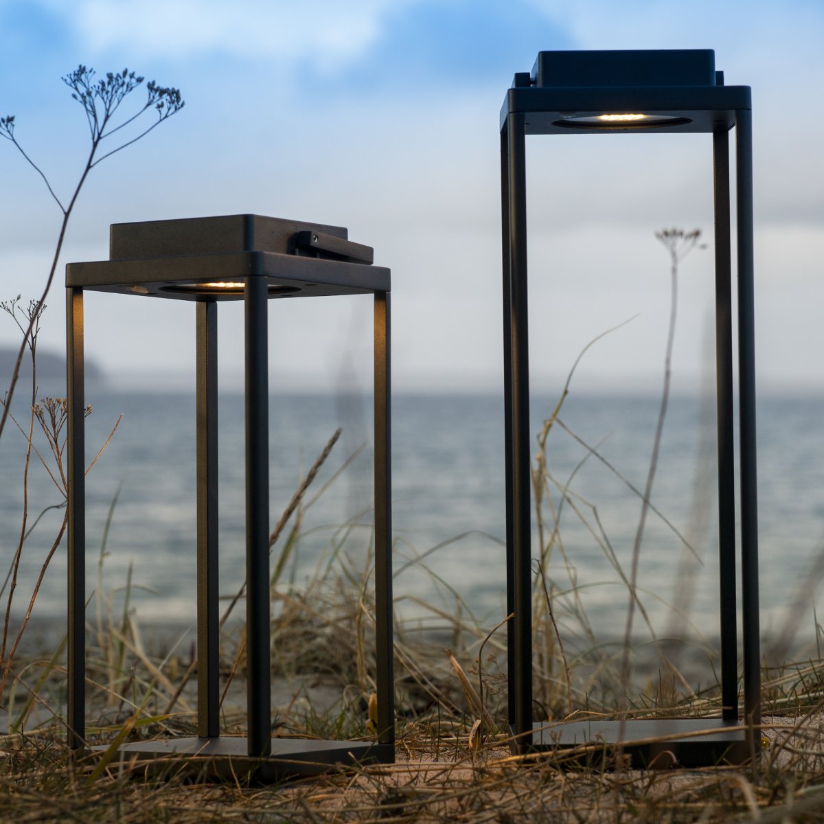 Lucca 34cm Svart bærbar Fra Dyberg Larsen - Lucca-lykten er laget av robust metall med b&aelig;reh&aring;ndtak og innebygd LED p&aring; toppen, perfekt som dekorasjon p&aring; terrassen, balkongen eller ved inngangsd&oslash;ren.