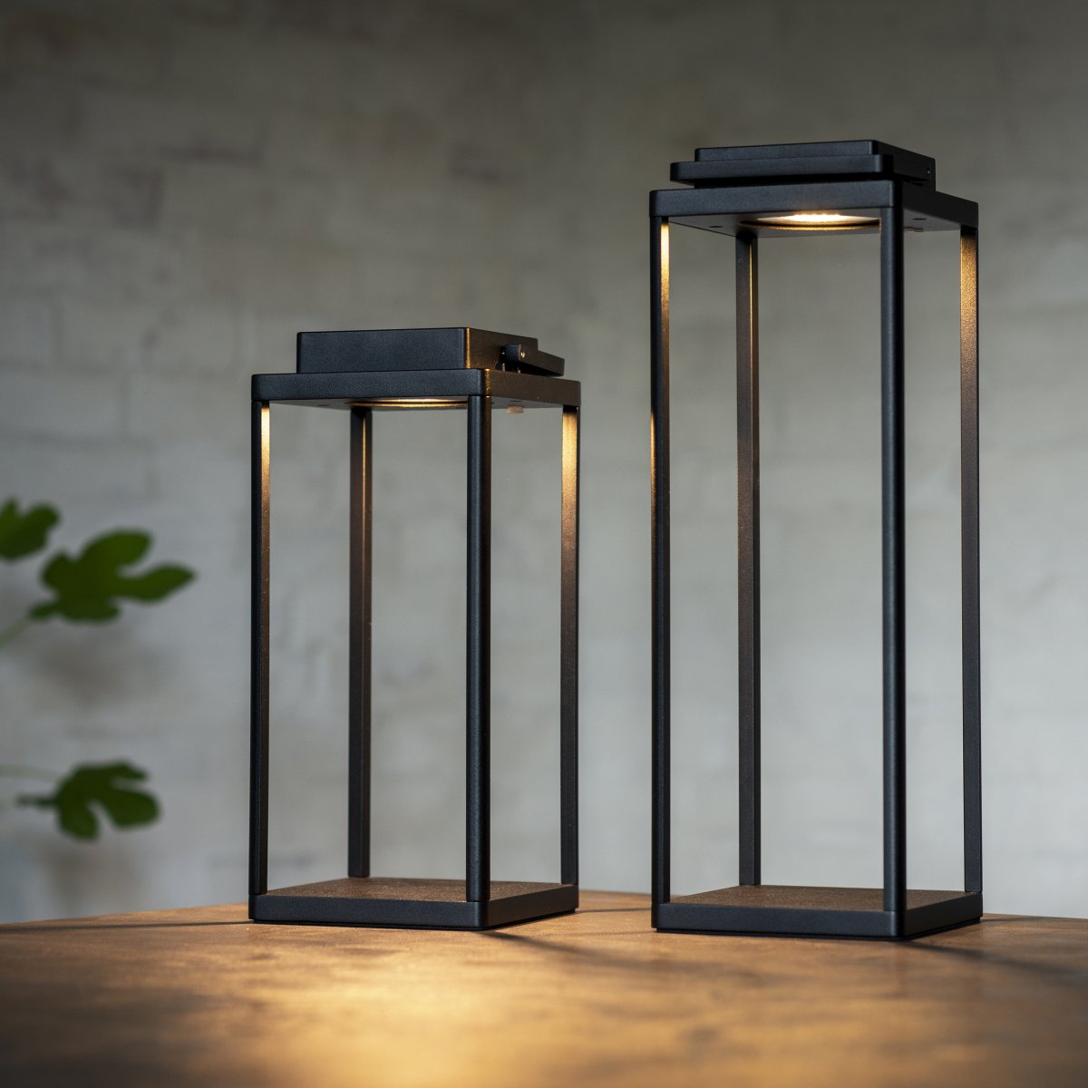 Lucca 34cm Svart bærbar Fra Dyberg Larsen - Lucca-lykten er laget av robust metall med b&aelig;reh&aring;ndtak og innebygd LED p&aring; toppen, perfekt som dekorasjon p&aring; terrassen, balkongen eller ved inngangsd&oslash;ren.