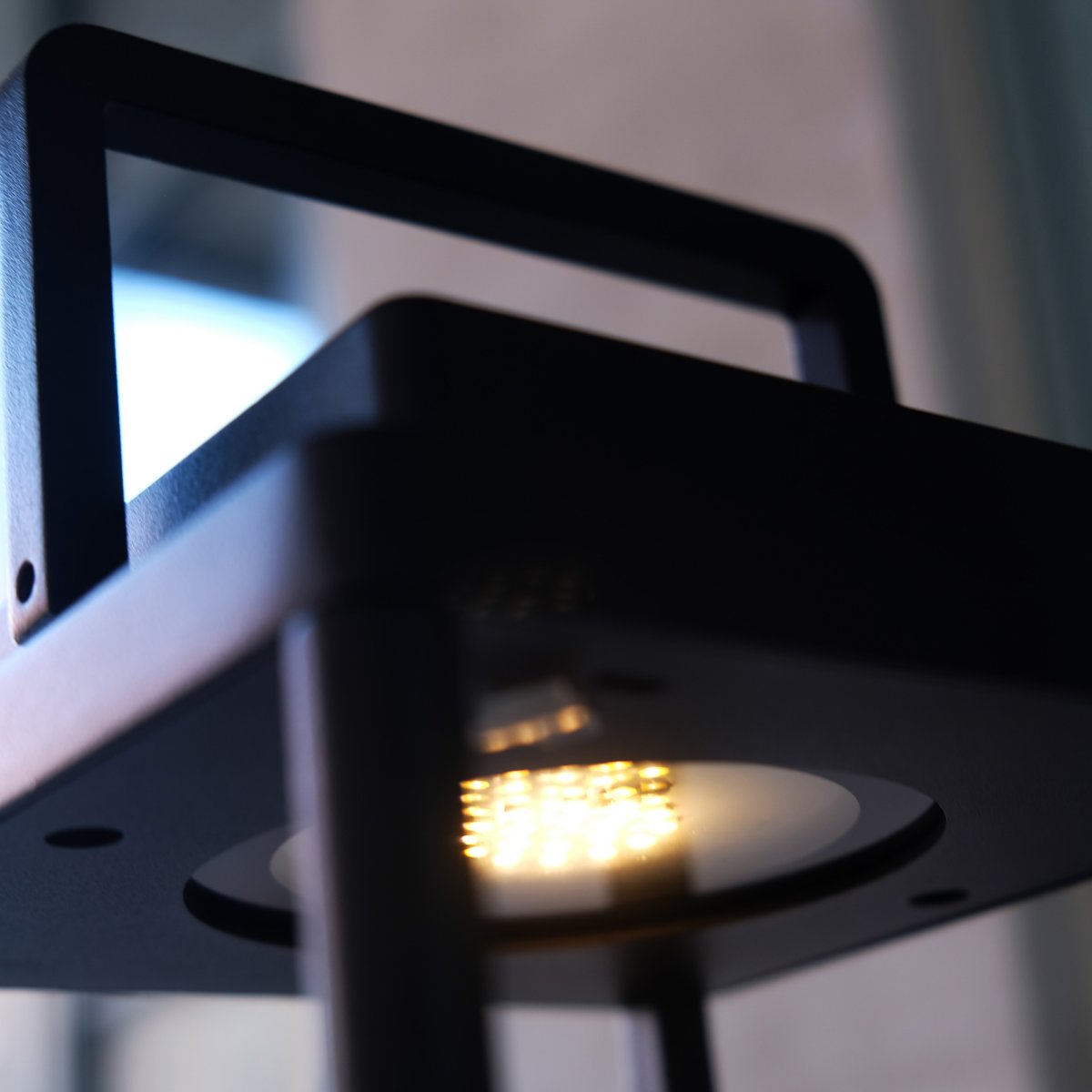 Lucca 34cm Svart bærbar Fra Dyberg Larsen - Lucca-lykten er laget av robust metall med b&aelig;reh&aring;ndtak og innebygd LED p&aring; toppen, perfekt som dekorasjon p&aring; terrassen, balkongen eller ved inngangsd&oslash;ren.