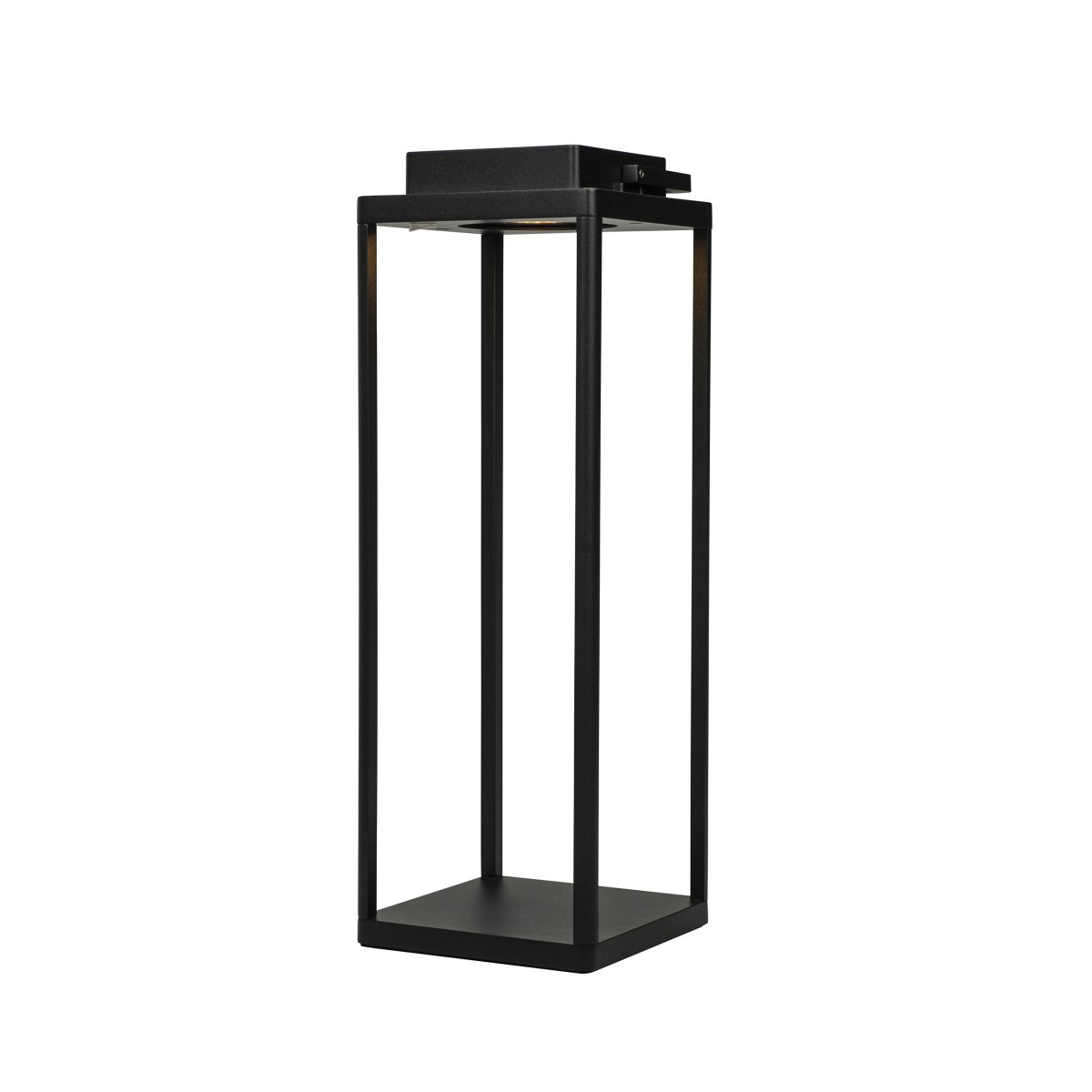 Lucca 44cm Svart bærbar Fra Dyberg Larsen - Lucca-lykten er laget av robust metall med bærehåndtak og innebygd LED på toppen, perfekt som dekorasjon på terrassen, balkongen eller ved inngangsdøren.