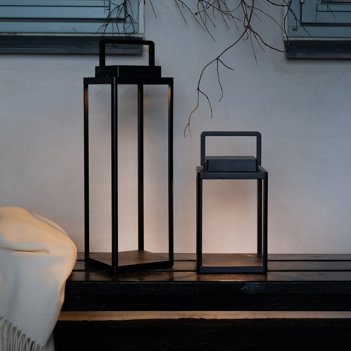 Lucca 44cm Svart bærbar Fra Dyberg Larsen - Lucca-lykten er laget av robust metall med bærehåndtak og innebygd LED på toppen, perfekt som dekorasjon på terrassen, balkongen eller ved inngangsdøren.