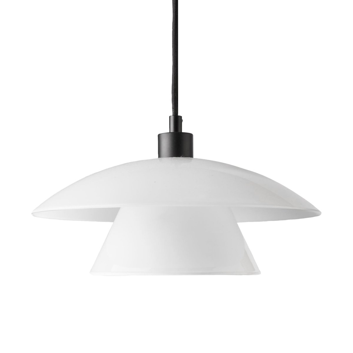 Norup Ø28 Svart Taklampe Fra Dyberg Larsen - Lampeskjermen i opalglass sprer et mykt og behagelig lys, og med sin tidløse design og nøye utvalgte materialer fremstår Norup-serien som en estetisk perle.