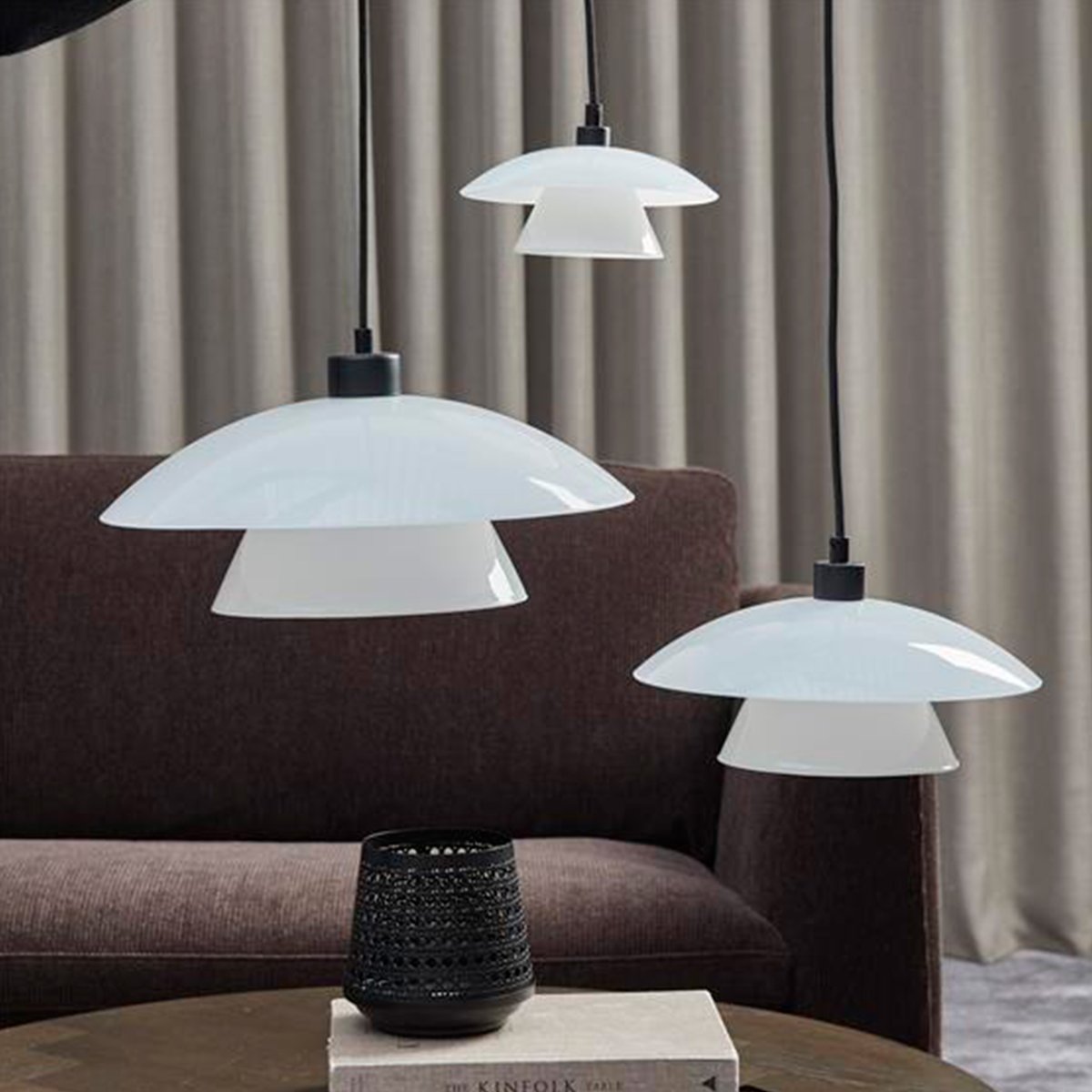 Norup Ø28 Svart Taklampe Fra Dyberg Larsen - Lampeskjermen i opalglass sprer et mykt og behagelig lys, og med sin tidløse design og nøye utvalgte materialer fremstår Norup-serien som en estetisk perle.