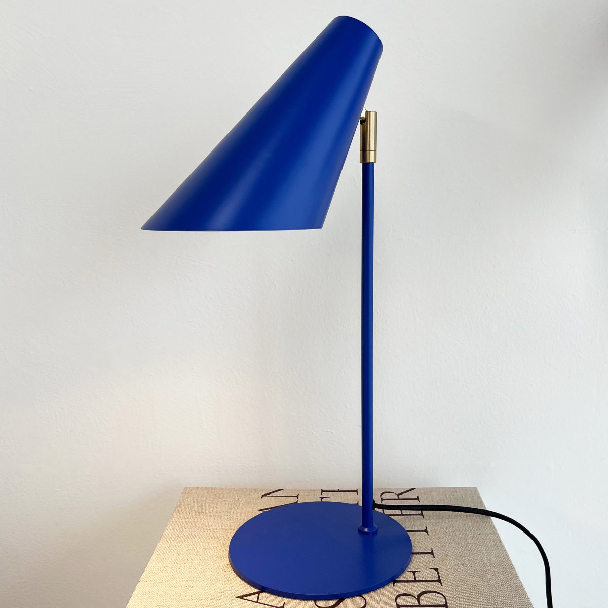Cale 50cm Mørk blå skrivebordslampe Fra Dyberg Larsen - Cale bordlampe er en stilig og moderne lampe som vekker oppmerksomhet med sin dristige farge; farge og elegant design.