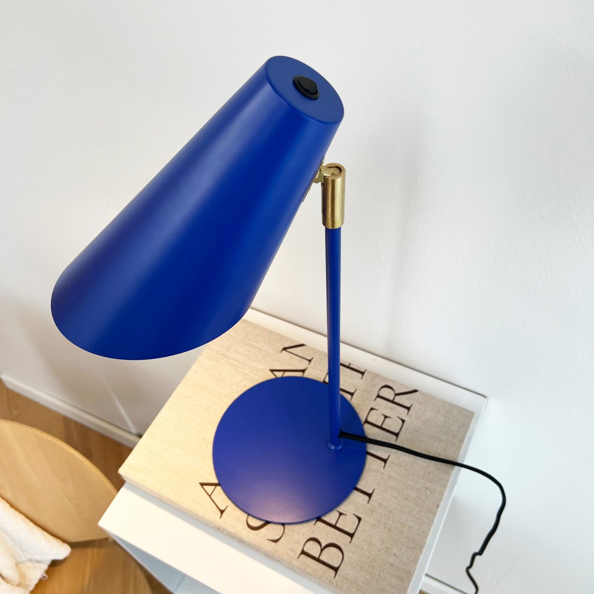 Cale 50cm Mørk blå skrivebordslampe Fra Dyberg Larsen - Cale bordlampe er en stilig og moderne lampe som vekker oppmerksomhet med sin dristige farge; farge og elegant design.