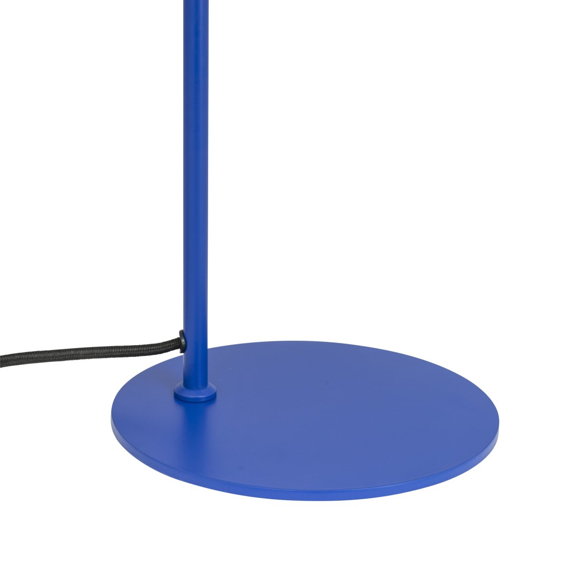 Cale 50cm Mørk blå skrivebordslampe Fra Dyberg Larsen - Cale bordlampe er en stilig og moderne lampe som vekker oppmerksomhet med sin dristige farge; farge og elegant design.