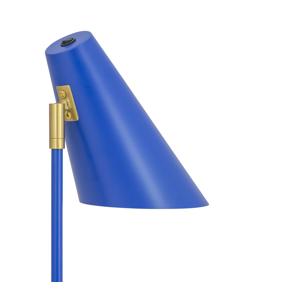 Cale 50cm Mørk blå skrivebordslampe Fra Dyberg Larsen - Cale bordlampe er en stilig og moderne lampe som vekker oppmerksomhet med sin dristige farge; farge og elegant design.