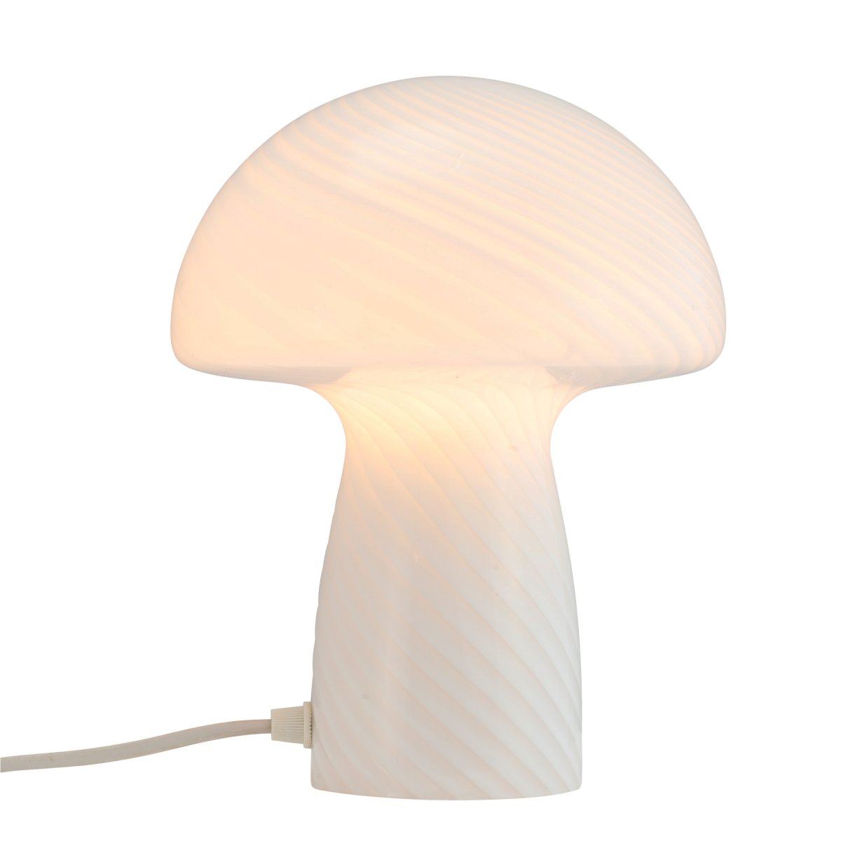 Jenny 23cm Hvit bordlampe Fra Dyberg Larsen - Uansett om den plasseres p&aring; et sidebord, vinduskarm, nattbord eller skrivebord, blir bordlampen Jenny Mushroom et perfekt tilbeh&oslash;r som fremhever hjemmet ditt med sin sjarm og eleganse.