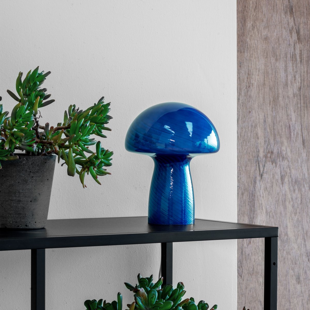 Jenny 23cm Blå bordlampe Fra Dyberg Larsen - Uansett om den er plassert p&aring; et sidebord, vinduskarm, nattbord eller skrivebord, er Jenny Mushroom bordlampen et perfekt tilbeh&oslash;r som fremhever hjemmet ditt med sin sjarm og eleganse.