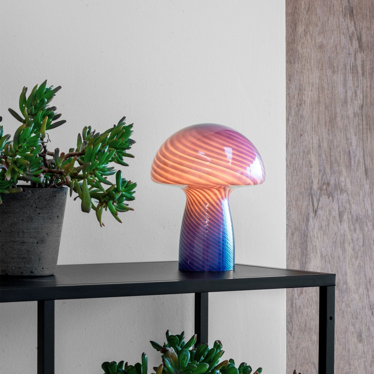 Jenny 23cm Blå bordlampe Fra Dyberg Larsen - Uansett om den er plassert p&aring; et sidebord, vinduskarm, nattbord eller skrivebord, er Jenny Mushroom bordlampen et perfekt tilbeh&oslash;r som fremhever hjemmet ditt med sin sjarm og eleganse.