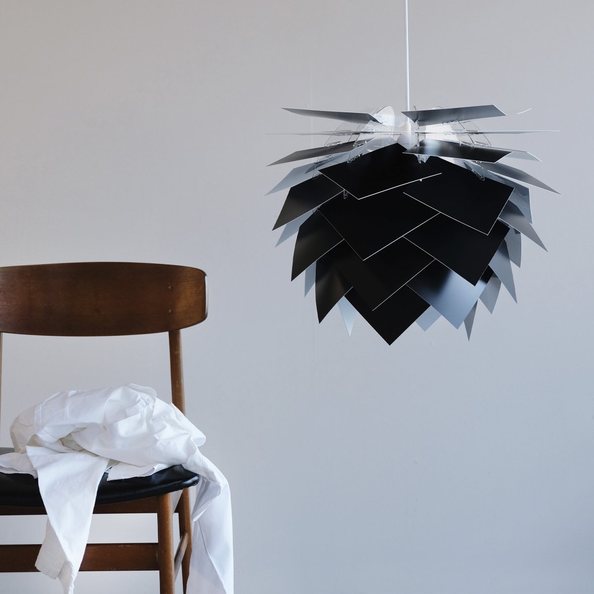 Illumin Ø35 Svart Taklampe Fra Dyberg Larsen - Illumin fra Dyberg Larsen er en stilig og bærekraftig lampe som kombinerer dansk design med funksjonalitet og en bærekraftig måte å tenke på.