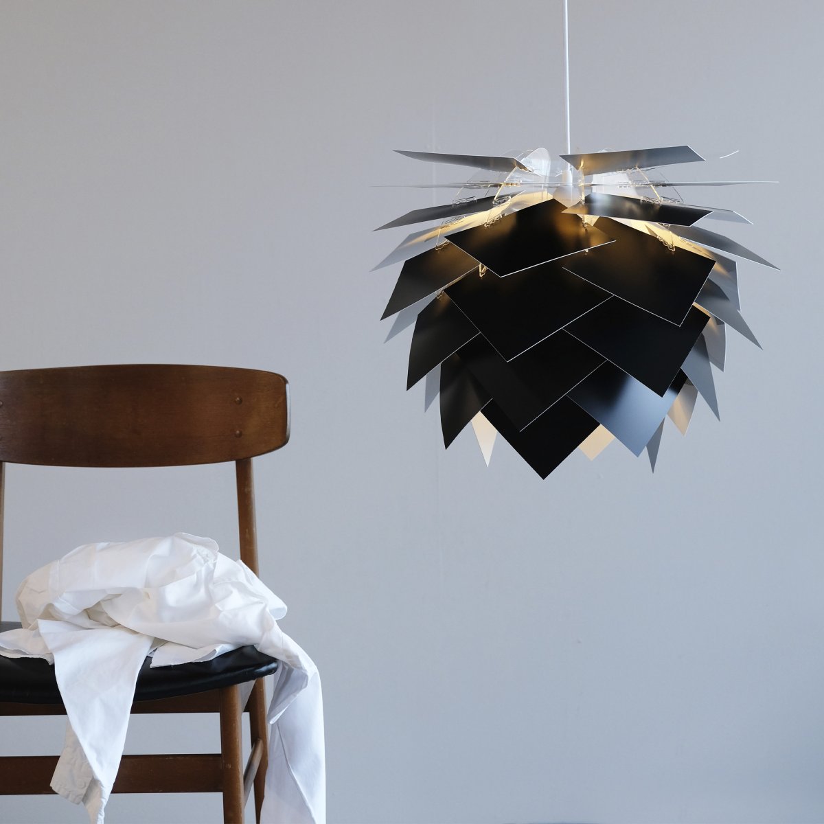 Illumin Ø35 Svart Taklampe Fra Dyberg Larsen - Illumin fra Dyberg Larsen er en stilig og bærekraftig lampe som kombinerer dansk design med funksjonalitet og en bærekraftig måte å tenke på.