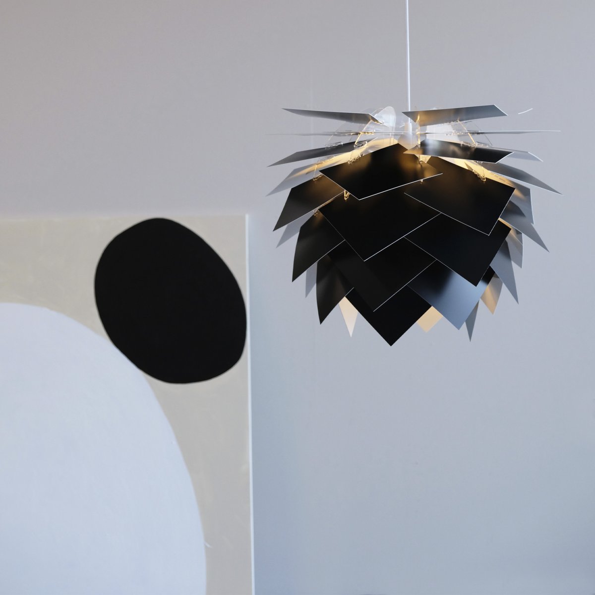 Illumin Ø35 Svart Taklampe Fra Dyberg Larsen - Illumin fra Dyberg Larsen er en stilig og bærekraftig lampe som kombinerer dansk design med funksjonalitet og en bærekraftig måte å tenke på.