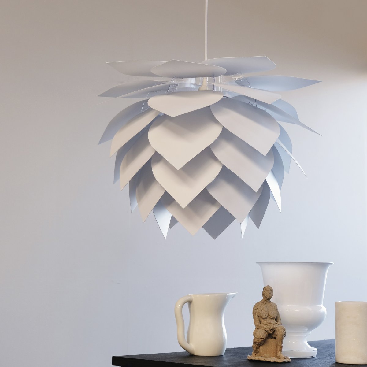 Illumin Ø45 Hvit Taklampe Fra Dyberg Larsen - Illumin fra Dyberg Larsen er en stilig og bærekraftig lampe som kombinerer dansk design med funksjonalitet og en bærekraftig måte å tenke på.