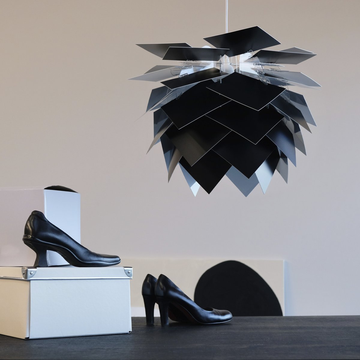 Illumin Ø45 Svart Taklampe Fra Dyberg Larsen - Lampen leveres i en elegant svart boks med en unik Rosetta takkopp, en 3 meter lang stoffledning og deler som du enkelt kan montere selv.