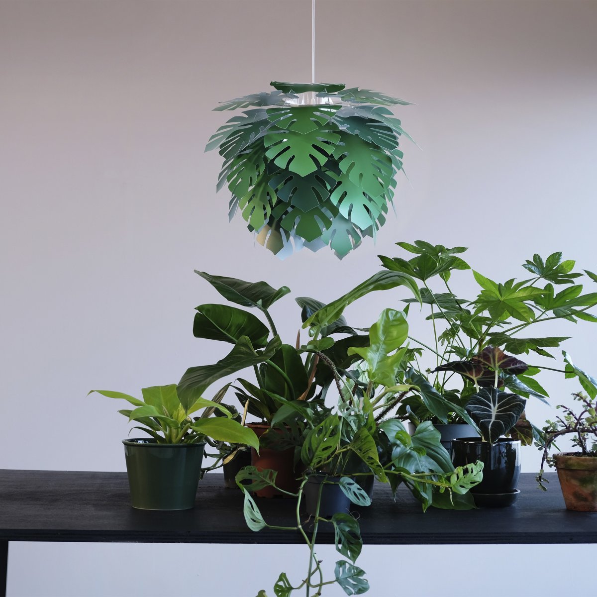Illumin Ø45 Grønn Taklampe Fra Dyberg Larsen - Illumin er et fantastisk tillegg til hjemmet ditt, med en subtil gr&oslash;nnfarge som utstr&aring;ler en vakker gl&oslash;d og gir et fantastisk lys.