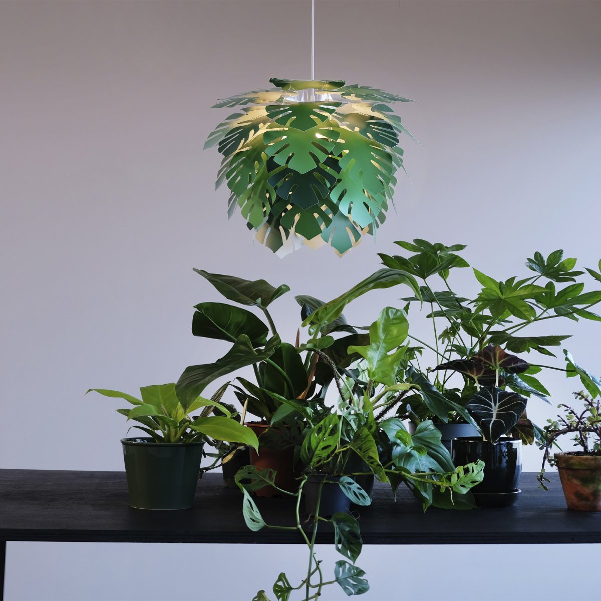 Illumin Ø45 Grønn Taklampe Fra Dyberg Larsen - Illumin er et fantastisk tillegg til hjemmet ditt, med en subtil gr&oslash;nnfarge som utstr&aring;ler en vakker gl&oslash;d og gir et fantastisk lys.