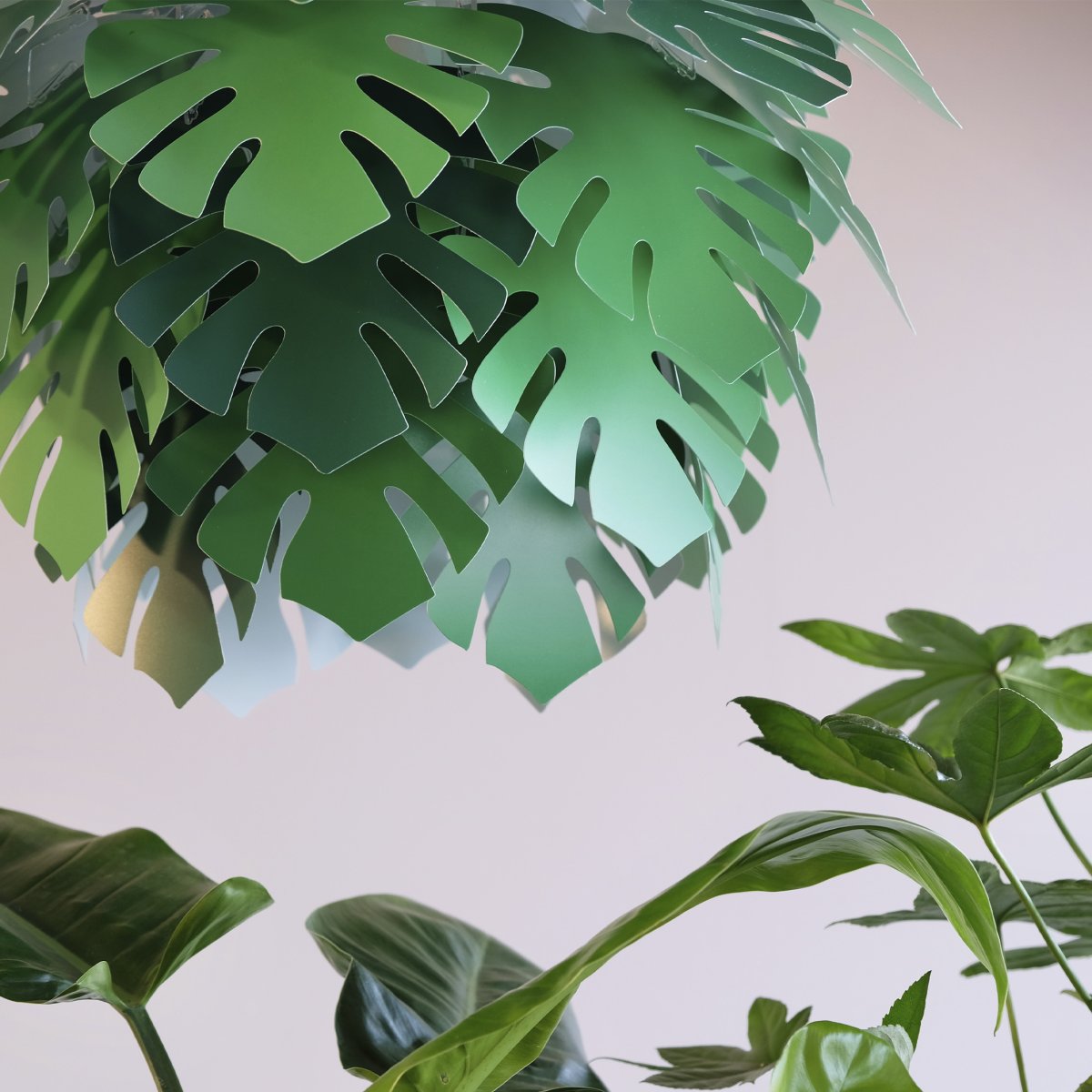 Illumin Ø45 Grønn Taklampe Fra Dyberg Larsen - Illumin er et fantastisk tillegg til hjemmet ditt, med en subtil gr&oslash;nnfarge som utstr&aring;ler en vakker gl&oslash;d og gir et fantastisk lys.