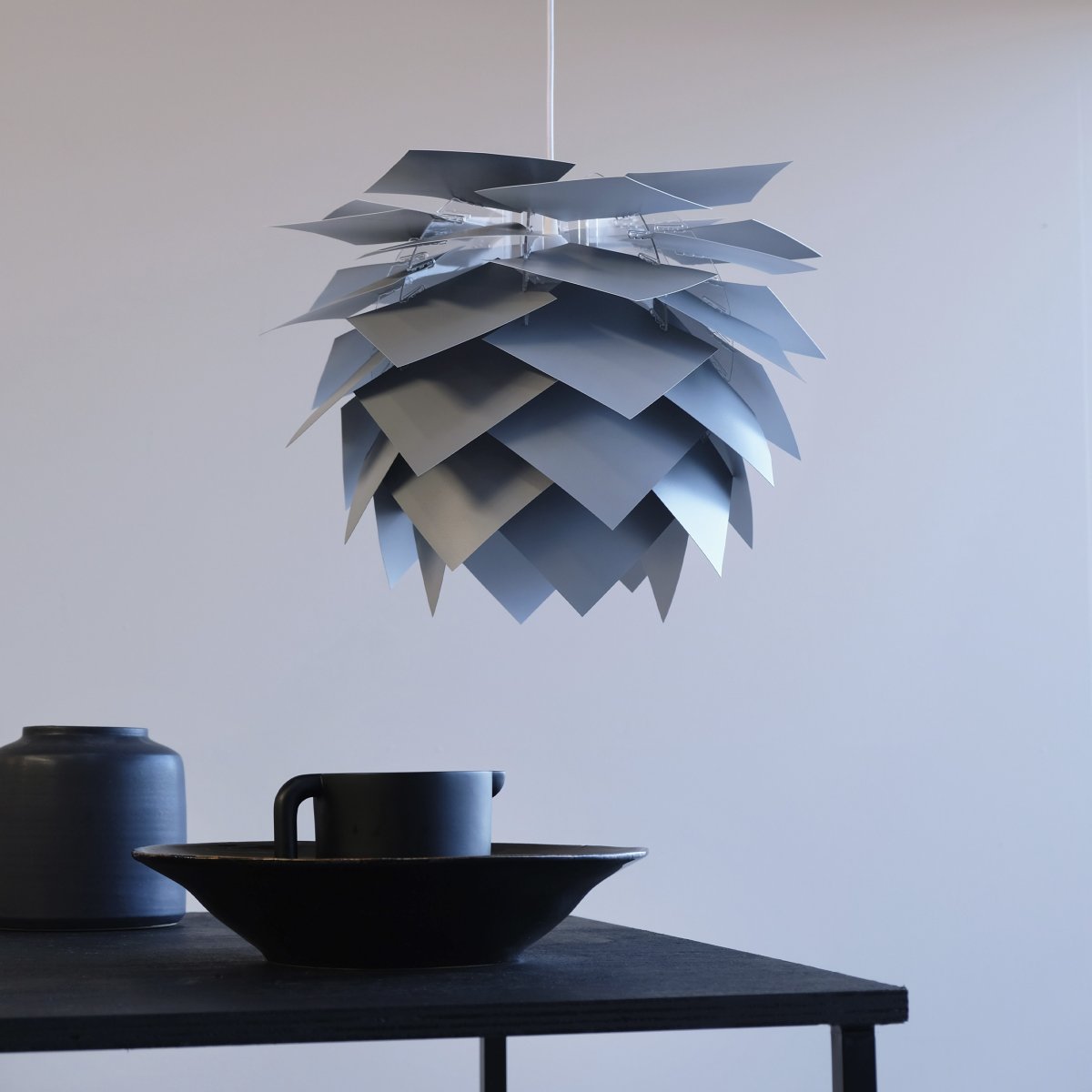 Illumin Ø45 Grå Taklampe Fra Dyberg Larsen - Lampen leveres i en elegant boks med lampehus, 40 blader som danner skjerm, en 3 meter lang stoffledning og vår unike Rosetta takkopp, som passer til alle takhellinger opp til 45 grader.
