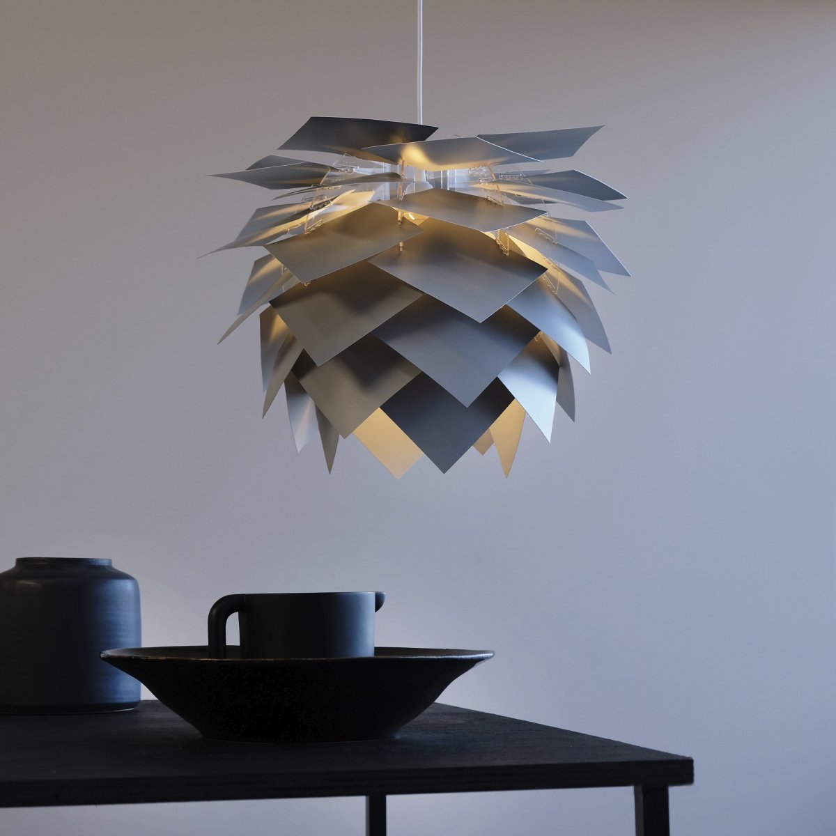Illumin Ø45 Grå Taklampe Fra Dyberg Larsen - Lampen leveres i en elegant boks med lampehus, 40 blader som danner skjerm, en 3 meter lang stoffledning og vår unike Rosetta takkopp, som passer til alle takhellinger opp til 45 grader.