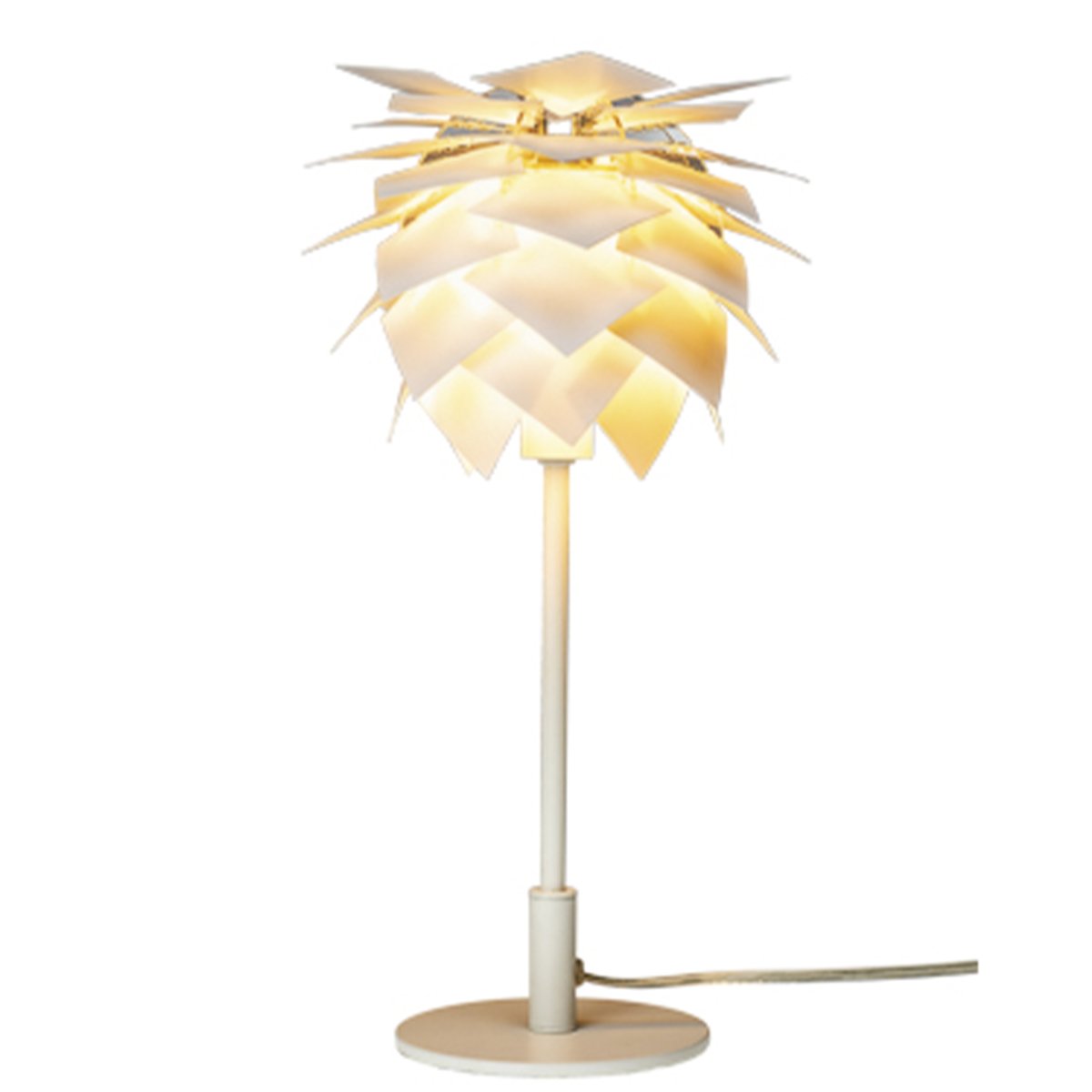 Pineapple 35cm Hvit bordlampe Fra Dyberg Larsen - Ananas bordlampe er et uttrykk for moderne dansk design som kombinerer estetikk med funksjonalitet.