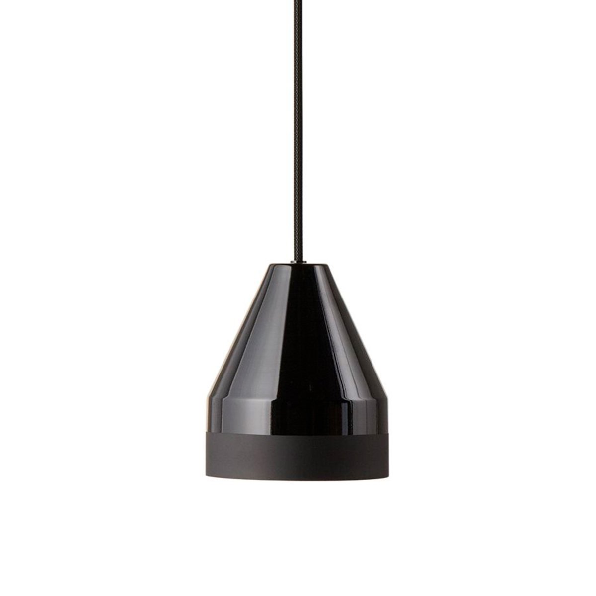 Crayon Ø30 Svart Taklampe Fra Dyberg Larsen - En perfekt blanding av lekenhet og stil, Crayon er den perfekte lampen for de av dere som vil ha noe som vil lyse opp og skape karakter i hjemmet dittLys er ingen ting.
