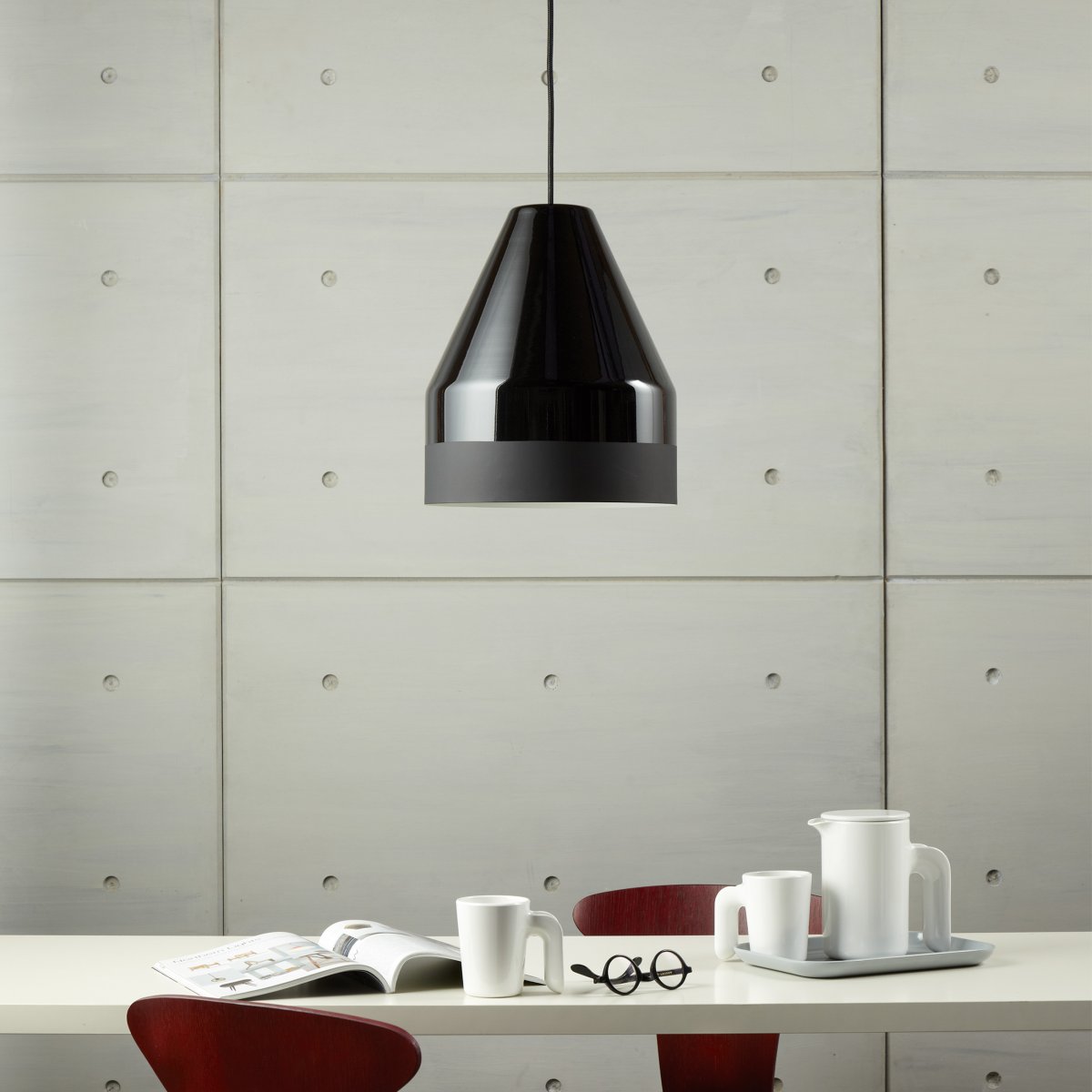Crayon Ø30 Svart Taklampe Fra Dyberg Larsen - En perfekt blanding av lekenhet og stil, Crayon er den perfekte lampen for de av dere som vil ha noe som vil lyse opp og skape karakter i hjemmet dittLys er ingen ting.