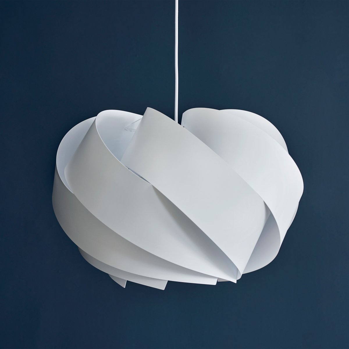 Boleo Ø50 Hvit Taklampe Fra Dyberg Larsen - Boleo-lampen er en elegant pendel som kjennetegnes ved sin myke, runde form som sprer et harmonisk og behagelig lys.